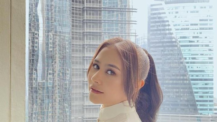 Wow! Prilly Latuconsina Bisnis Mie hingga Makan Bareng Mesut Ozil