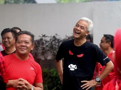 Kala Ganjar Berkaus Banteng Saat Senam di Markas PDIP