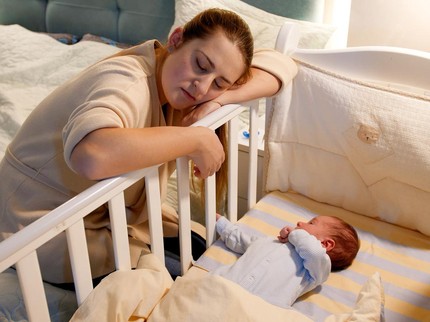 4 Cara Mengatasi Kurang Tidur saat Urus Bayi Baru Lahir