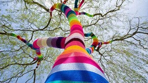 Mengenal Yarn Bombing, Seni Rajut di Tempat Publik
