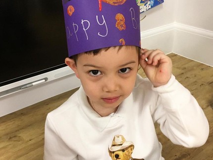 Tak Diakui Anak oleh Sultan Kelantan, Putra Miss Moscow Rayakan Ultah Pakai Mahkota