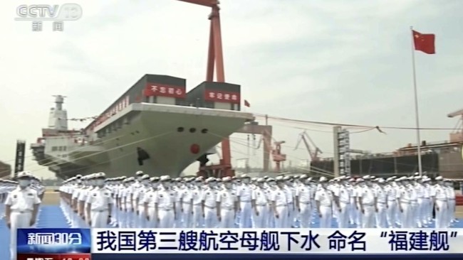 China resmi meluncurkan kapal induk ketiga yang diproduksi dalam negeri pada Jumat (17/6).