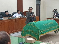 Warga Bawa Keranda Saat Hearing di DPRD Trenggalek Soal Polemik Makam