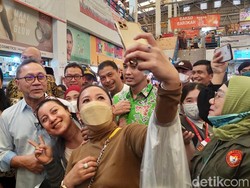 Hari Kedua Jadi Mendag ke Pasar, Zulhas Jadi Sasaran Selfie Emak-emak