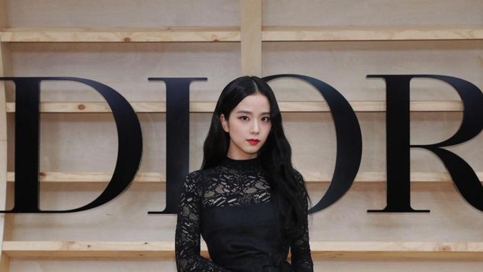 Pakai Kaus Dior Berharga Fantastis, Lihat Tampilan Jisoo BLACKPINK saat Bergaya Sporty! Pakai Kaus Dior Berharga Fantastis, Lihat Tampilan Jisoo BLACKPINK saat Bergaya Sporty!