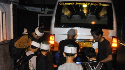 FOTO: Santri Ponpes Khilafatul Muslimin di Bekasi Dipulangkan