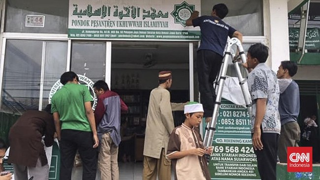 Pesantren Khilafatul Muslimin di Bekasi harus menelan pil pahit kehilangan 90 persen donaturnya usai viral konvoi khilafah. Ratusan santri pun dipulangkan.