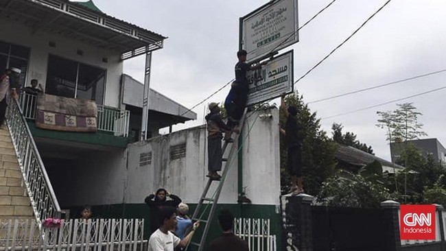 Pengurus Khilafatul Muslimin Bekasi Raya menghentikan aktivitas di pondok pesantrennya setelah gaduh konvoi khilafah.