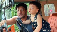 <p>Ammar Zoni dikenal sebagai family man. Sebagian besar isi galeri Instagram-nya yakni momen bersama Airrumi, lho. (Foto: Instagram @ammarzoni)</p>