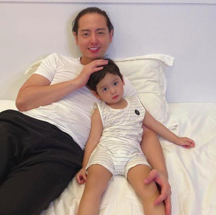 <p>Setelah menjadi ayah, Roger Danuarta kini sering menghabiskan waktu bersama anak-anaknya. (Foto: Instagram @rogerjoey)</p>
