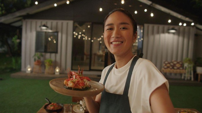 6 Potret Cantik Chef Renatta Moeloek Saat Lagi di Dapur, Wajah Serius dan Apron Hitam Jadi Ciri Khas! 6 Potret Cantik Chef Renatta Moeloek Saat Lagi di Dapur, Wajah Serius dan Apron Hitam Jadi Ciri Khas!