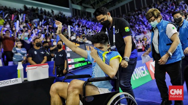 Dokter PBSI Grace Joselini Corlesa menyatakan Yeremia Yacob Rambitan tidak perlu naik meja operasi akibat cedera lutut di Indonesia Open 2022.