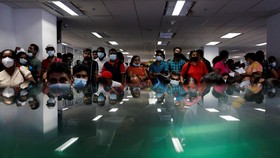 FOTO: Sri Lanka Bangkrut, Warga Berbondong-bondong Mengungsi