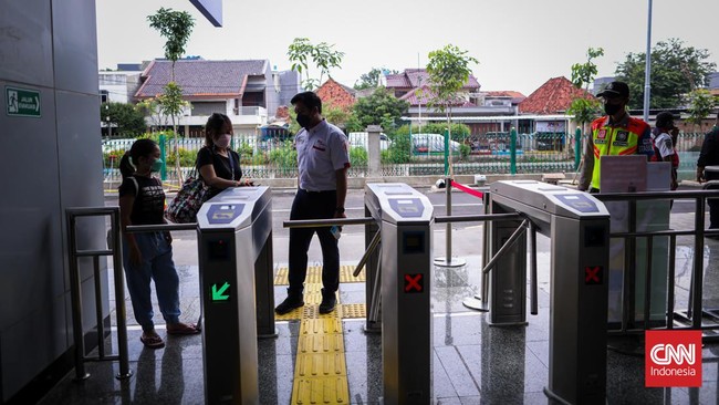 Mulai sekarang penumpang KRL bisa tidak menggunakan kartu uang elektronik untuk bisa naik sarana transportasi tersebut. Berikut caranya.