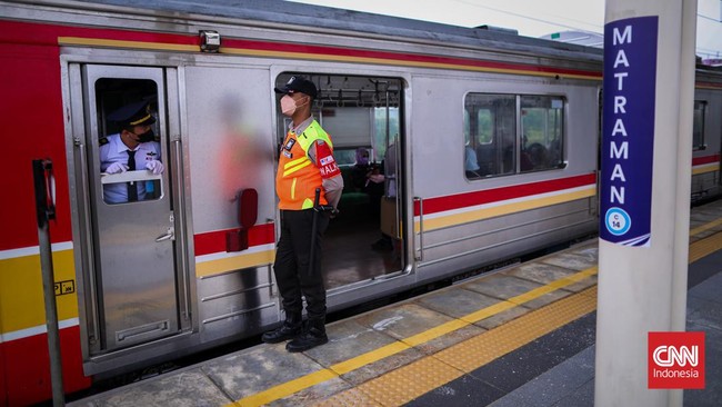 Petugas keamanan Mustahillah dinilai telah telah melayani para pengguna jasa commuterline dengan baik dan setulus hati saat membantu penumpang KRL yang sakit.