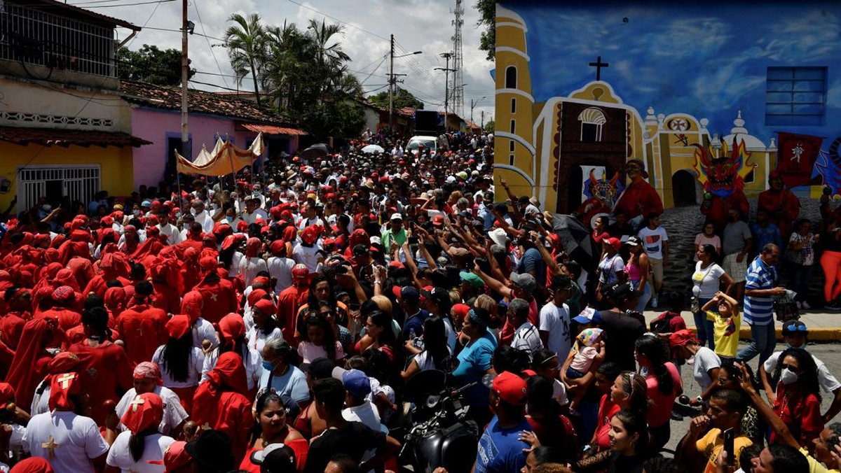 FOTO: Mengharap Berkah Lewat Tarian Setan di Venezuela