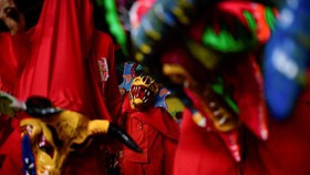 FOTO: Mengharap Berkah Lewat Tarian Setan di Venezuela