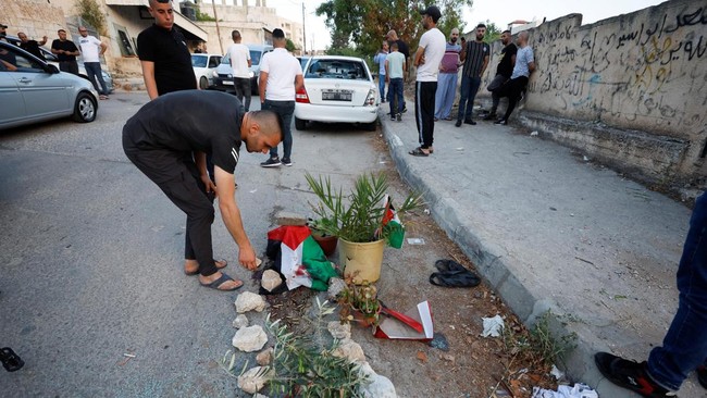 FOTO: Isak Tangis Iringi Pria Palestina yang Tewas Ditembak Israel