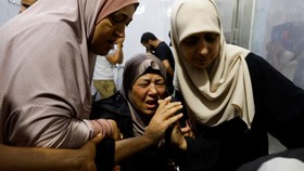 FOTO: Isak Tangis Iringi Pria Palestina yang Tewas Ditembak Israel
