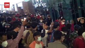VIDEO: Tiba Di Bandara Soetta, Timnas Senior Disambut Yel-Yel Suporter