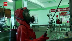 VIDEO: Perangi Covid-19, Pabrik Kosmetik Korut Disemprot Disinfektan