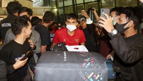 FOTO: Yel-yel Suporter Sambut Skuad Timnas Indonesia