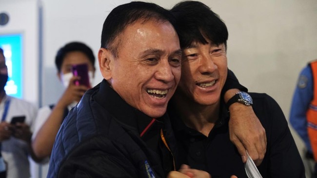 Ketua Umum PSSI Mochamad Iriawan atau Iwan Bule menunjukkan keakraban dengan Shin Tae Yong usai Timnas Indonesia kembali dari Kualifikasi Piala Asia 2023.