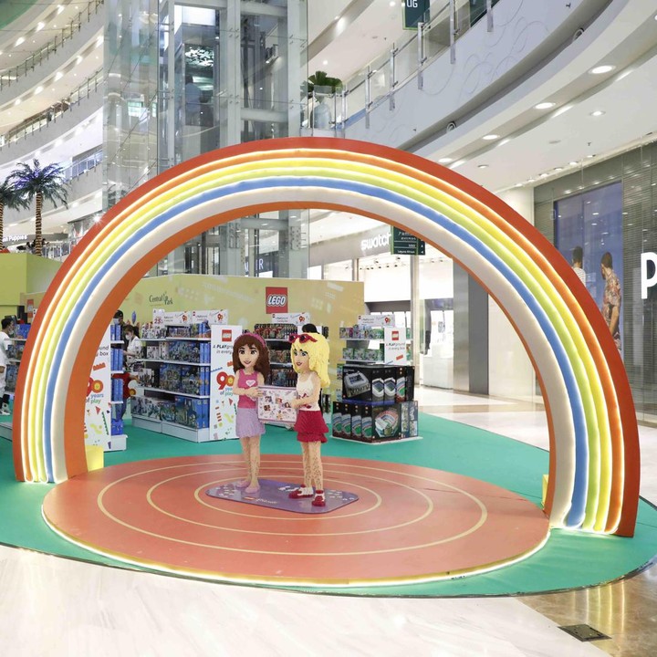 <p>Selain melihat koleksi LEGO, Bunda dan Si Kecil juga bisa membeli mainan LEGO yang lengkap banget, nih. Jangan lupa juga untuk berfoto di photobooth yang disediakan ya, Bunda. (Foto: Rilis Resmi HaiBunda)</p>