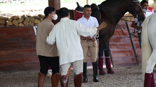 Ketum Gerindra Prabowo menitipkan hadiah untuk anak sulung Wali Kota Solo Gibran Rakabuming, yang juga cucu Jokowi, Jan Ethes Srinarendra sepatu berkuda.
