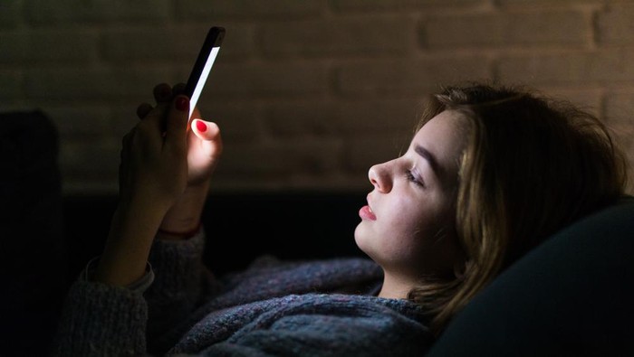 Duh, 7 Kebiasaan Malam Hari Ini Bisa Bikin Kulit Wajah Kusam dan Gagal Glowing! Segera Hindari, Yuk! Duh, 7 Kebiasaan Malam Hari Ini Bisa Bikin Kulit Wajah Kusam dan Gagal Glowing! Segera Hindari, Yuk!