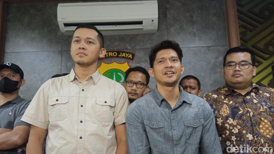 Kasus Iko Uwais terbaru kini sudah memasuki tahap pemeriksaan. Sebelumnya, Iko Uwais dilaporkan atas kasus pengeroyokan terhadap seorang pria. Berikut infonya.