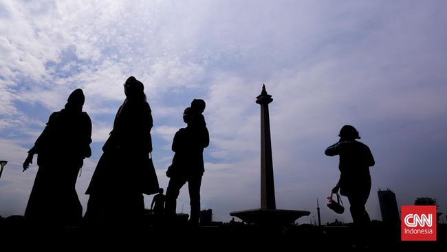 Tugu Monumen Nasional atau Monas resmi dibuka lagi untuk umum sejak Jumat pekan ini setelah ditutup karena Covid-19.