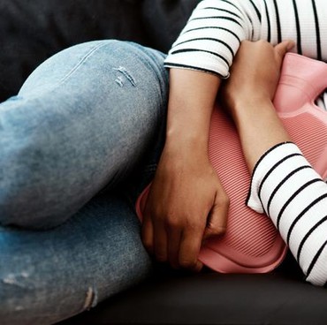 Viral Wanita Rebahan di KRL, dr Boyke Beri Penjelasan soal Nyeri Haid