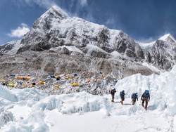 Gawat! Gletser Gunung Everest Mencair Gegara Pipis Pendaki