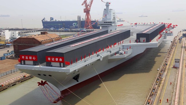 India sempat memamerkan kapal induk buatan asli negaranya, yang disebut INS Vikrant, pada akhir Juli.