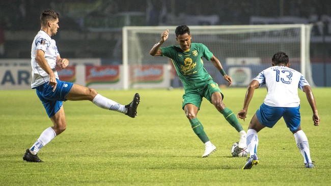 Pertandingan besar atau big match Persebaya vs Persib Bandung dalam pekan ke-15 Liga 1 2023/2024 akan disiarkan langsung televisi nasional, Sabtu (7/10).