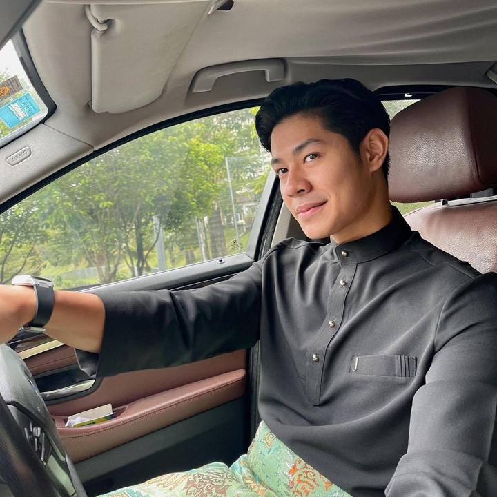 <p>Meerqeen menjadi idola baru kaum hawa karena ketampanan yang dimilikinya, Bunda. Tak hanya itu, ternyata Meerqeen juga cukup aktif di media sosialnya. (Foto: Instagram: @meerqeen)</p>
