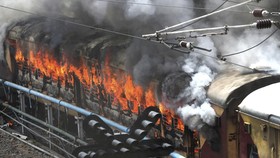 FOTO: Ricuh Protes Rekrutmen Militer India Berujung Pembakaran Kereta
