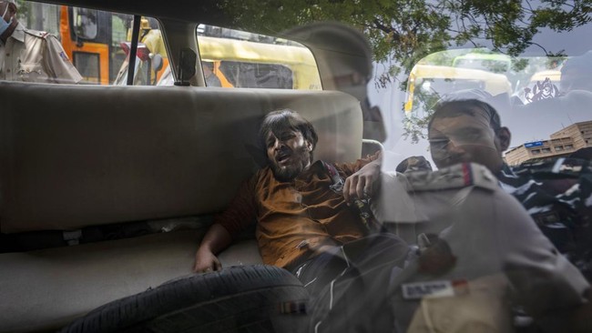 FOTO: Ricuh Protes Rekrutmen Militer India Berujung Pembakaran Kereta