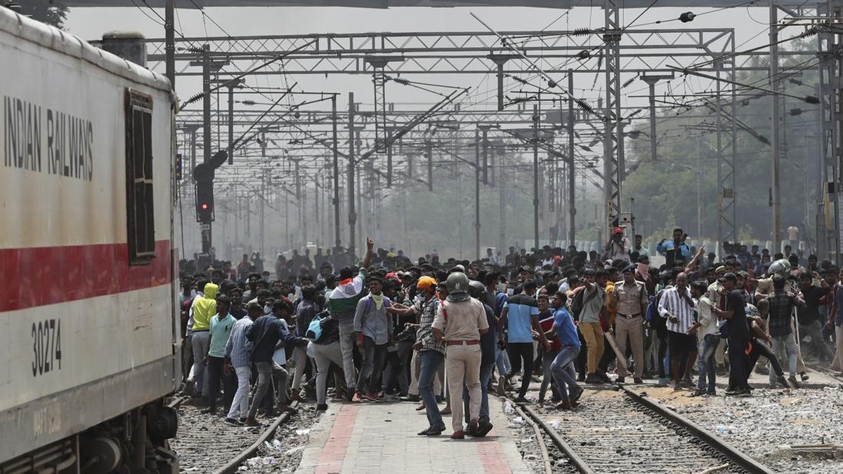 FOTO: Ricuh Protes Rekrutmen Militer India Berujung Pembakaran Kereta