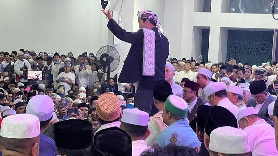 Sempat Ditolak, UAS Bagikan Foto Dakwah Dipenuhi Jemaah di Jonggol Sempat Ditolak, UAS Bagikan Foto Dakwah Dipenuhi Jemaah di Jonggol