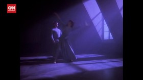 VIDEO: Lagu Lawas Kate Bush Tenar Lagi, Duduki Puncak Tangga Lagu