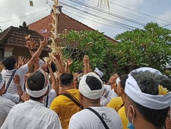Serunya Tradisi Mesuryak, Berebut Uang Saat Hari Raya Kuningan
