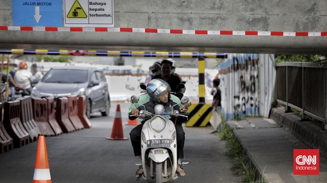 Sepeda motor wajib menyalakan lampu malam dan siang hari tertuang dalam Undang-Undang Nomor 22 Tahun 2009 Tentang Lalu Lintas dan Angkutan Jalan Pasal 107.