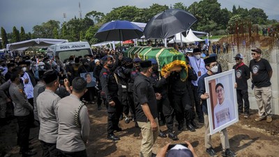 FOTO: Pemakaman Eril hingga Reshuffle Kabinet