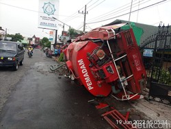 Nahas Mobil Damkar Terguling hingga Sebabkan 2 Petugas PMK Luka