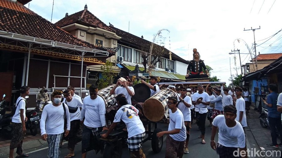 Masyarakat Desa Adat Intaran&comma; Denpasar&comma; gelar aksi unjuk rasa&period; Mereka menolak rencana pembangunan terminal gas alam cair di kawasan mangrove Tahura Ngurah Rai&period;