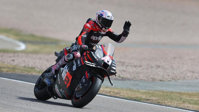 Hasil FP3 MotoGP Inggris: Aleix Espargaro Tercepat, Quartararo ke-6 Aleix Espargaro jadi pembalap tercepat di FP3 MotoGP Inggris 2022 sedangkan Fabio Quartararo ada di posisi keenam.