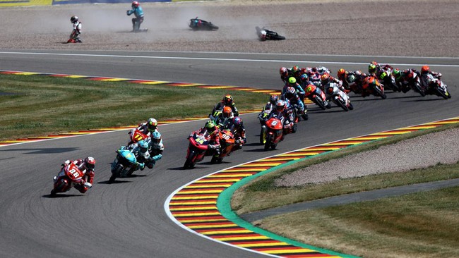 Izan Guevara menang Moto3 Jerman 2022 pada balapan yang diwarnai sejumlah kecelakaan hebat di Sirkuit Sachsenring, Minggu (19/6).