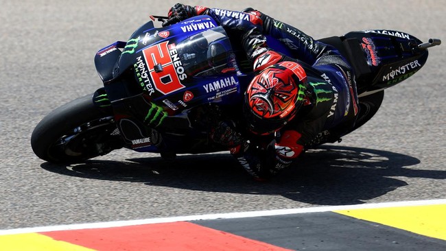 Fabio Quartararo menang MotoGP Jerman 2022 di Sirkuit Sachsenring, sementara Francesco Bagnaia gagal finis setelah blunder pada lap keempat.